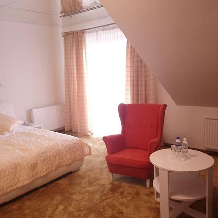 Hotel Milord プウトゥスク エクステリア 写真