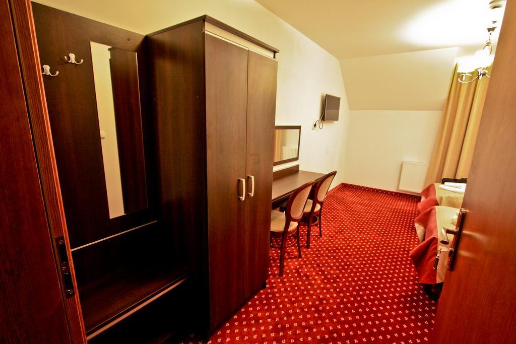 Hotel Milord プウトゥスク エクステリア 写真