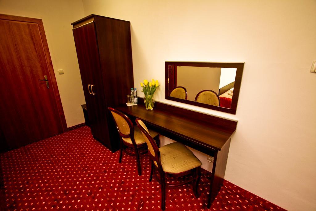 Hotel Milord プウトゥスク エクステリア 写真