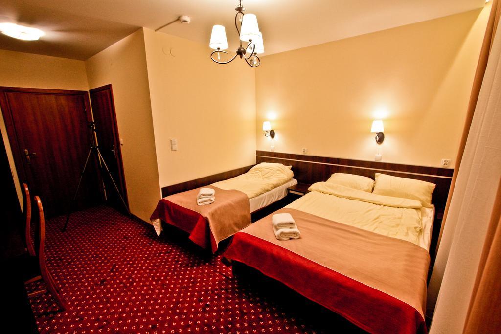 Hotel Milord プウトゥスク エクステリア 写真