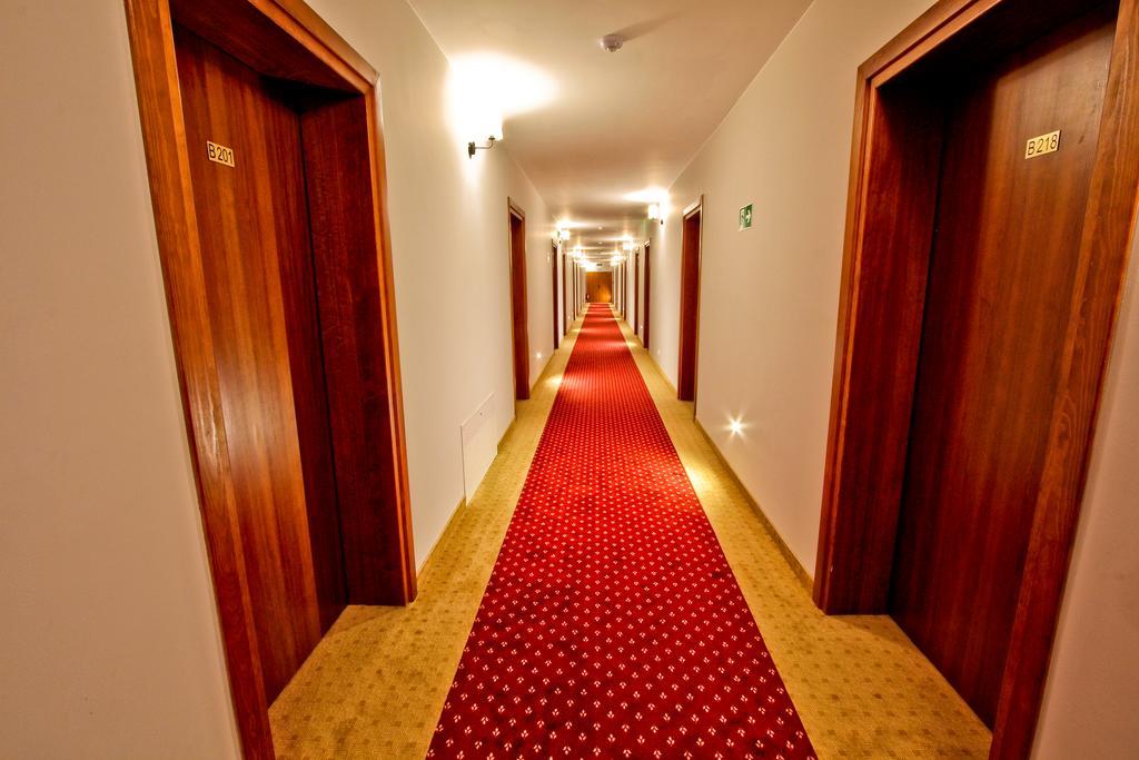Hotel Milord プウトゥスク エクステリア 写真