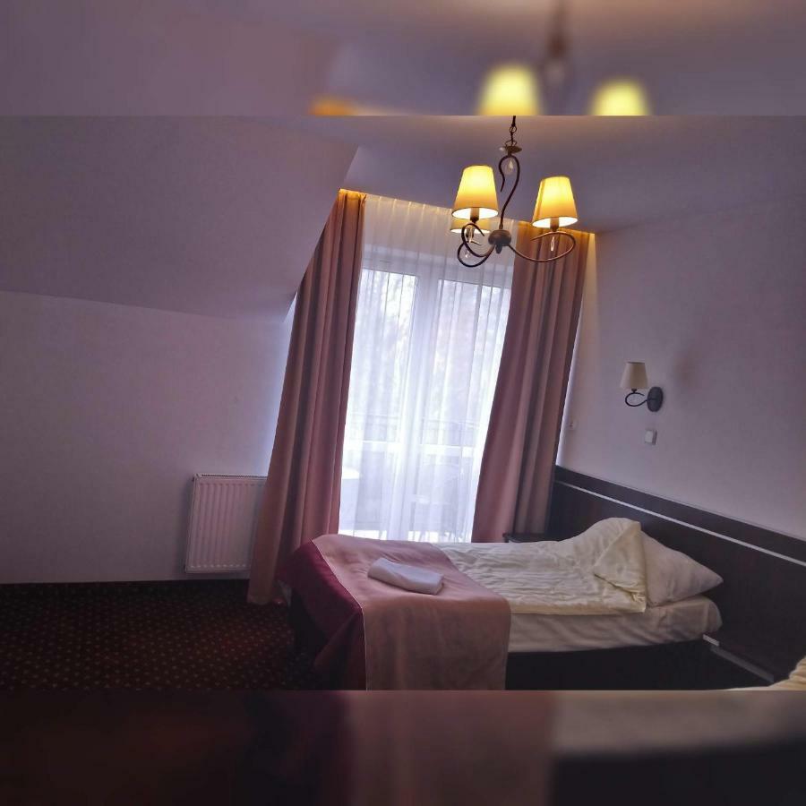 Hotel Milord プウトゥスク エクステリア 写真