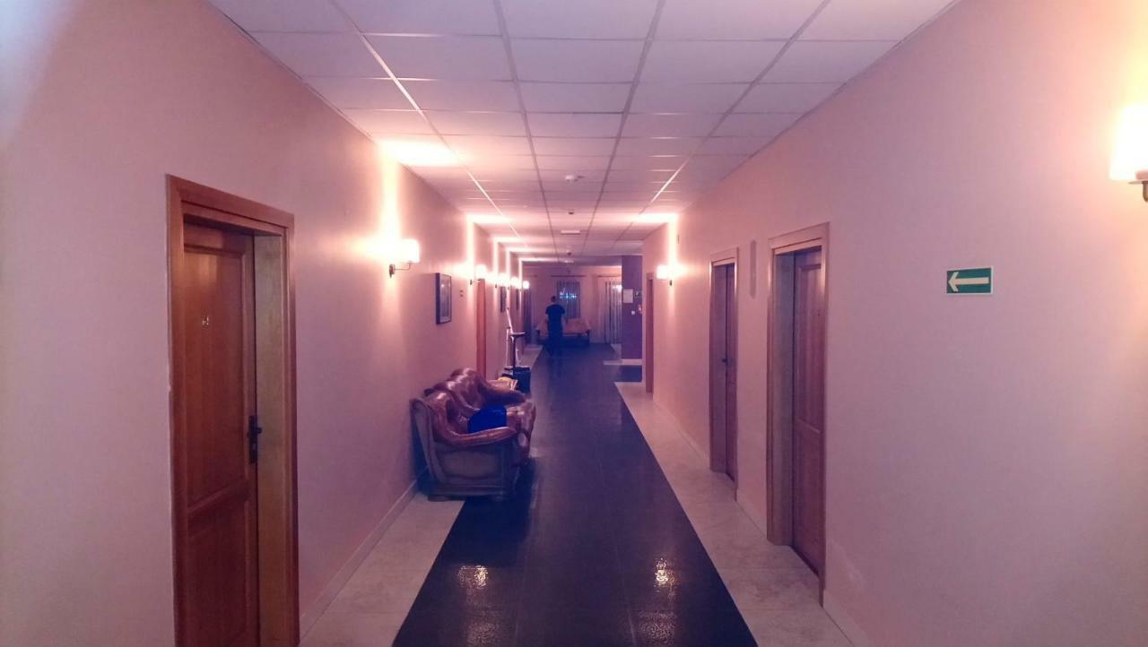 Hotel Milord プウトゥスク エクステリア 写真