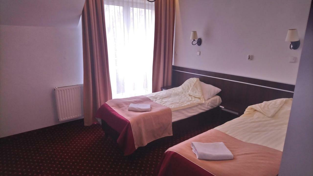 Hotel Milord プウトゥスク エクステリア 写真
