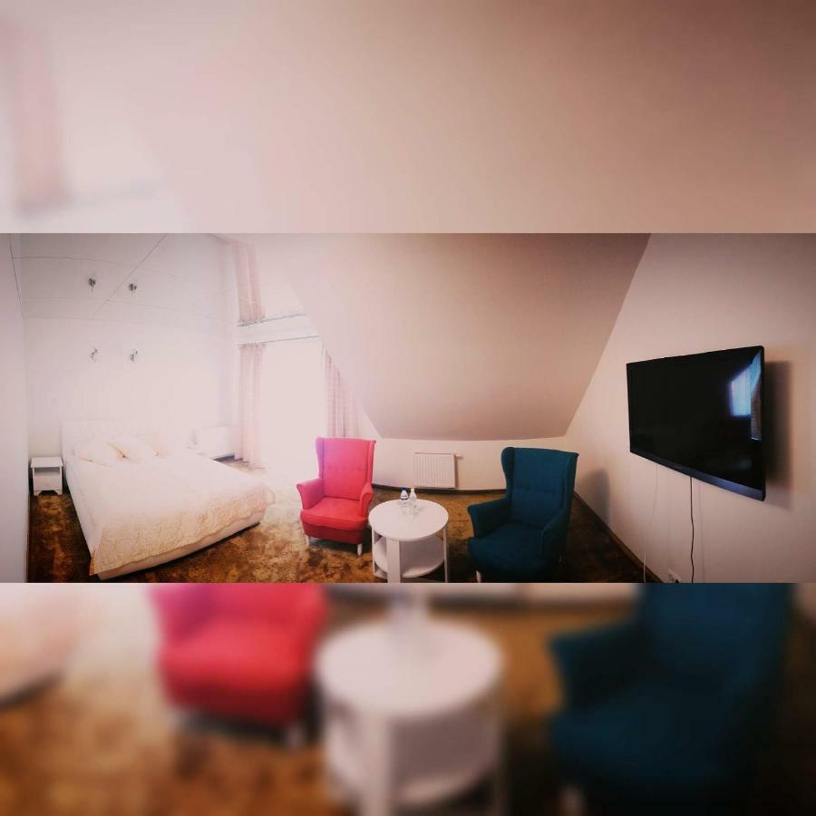 Hotel Milord プウトゥスク エクステリア 写真